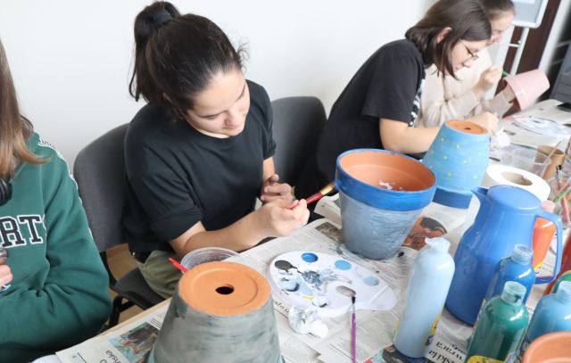 młodzież maluje doniczki