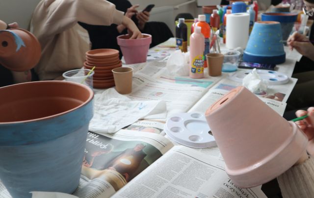 młodzież maluje doniczki