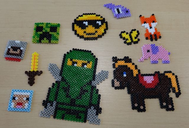 zaprasowane figurki z kolorowych koralików