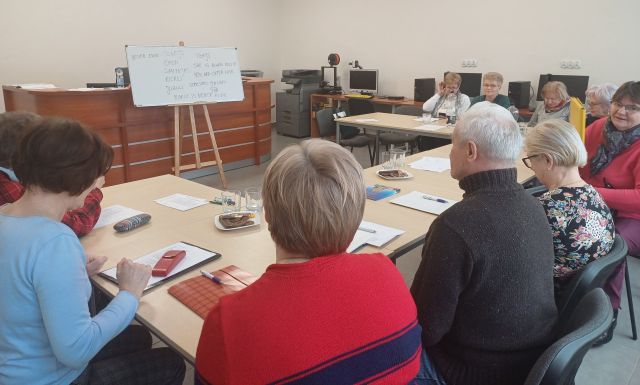 seniorzy uczą się angielskiego