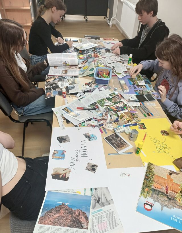 młodzież robi kolaż z gazet