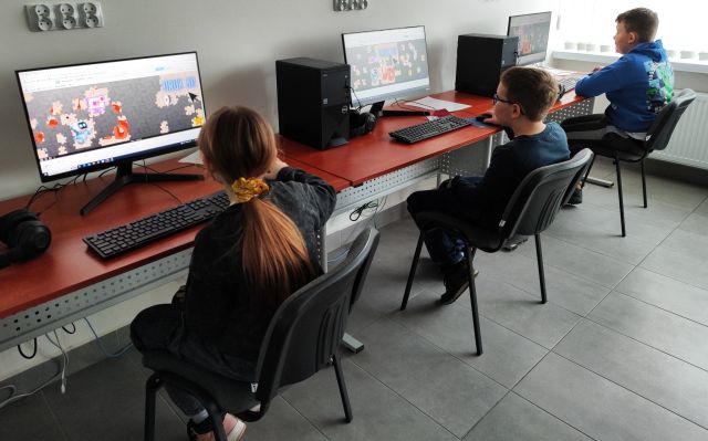 3 dzieci tworzy modele 3d na komputerach