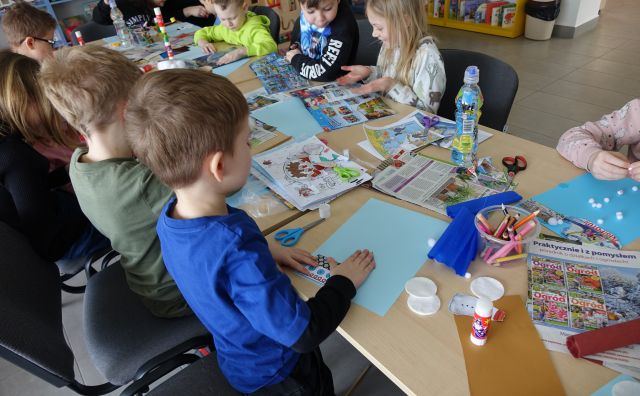 dzieci wykonują kolaż z różnych materiałów