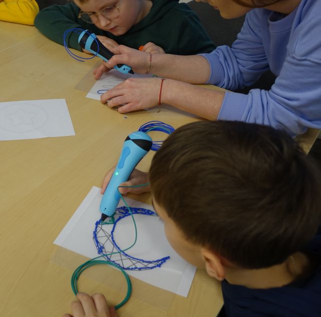 chłopiec rysuje długopisem 3d