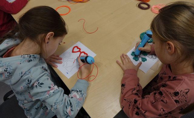 dziewczynki rysują długopisami 3d