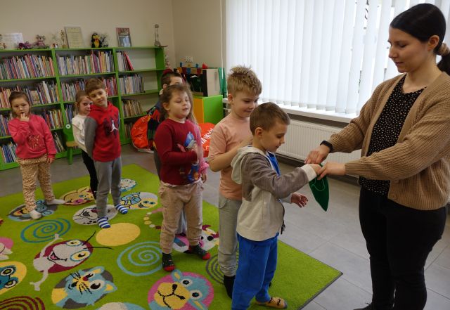 przedszkoalki czekają w kolejce do losowania z worka