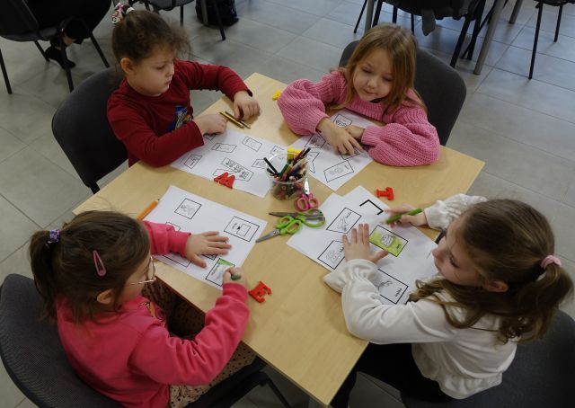 dzieci kolorują literki