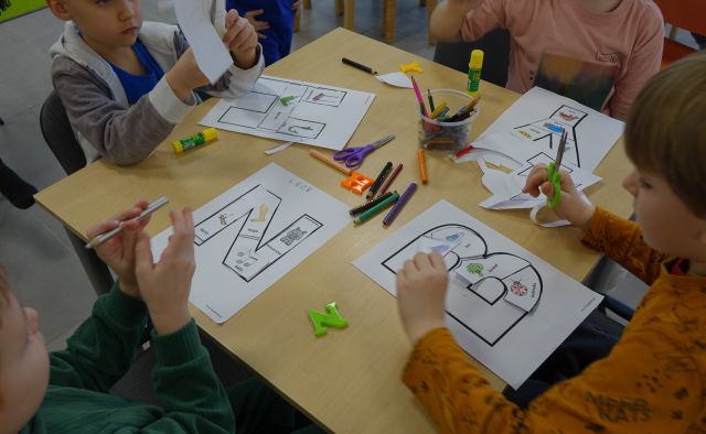 dzieci kolorują literki