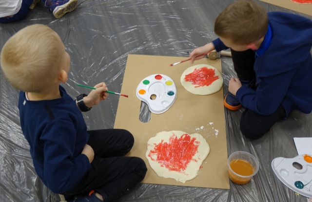 dzieci robią pizze z masy solnej