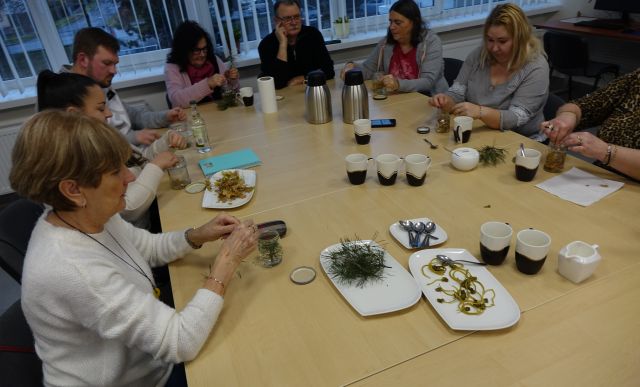 uczestnicy spotkania przygotowują płyn do czyszczenia