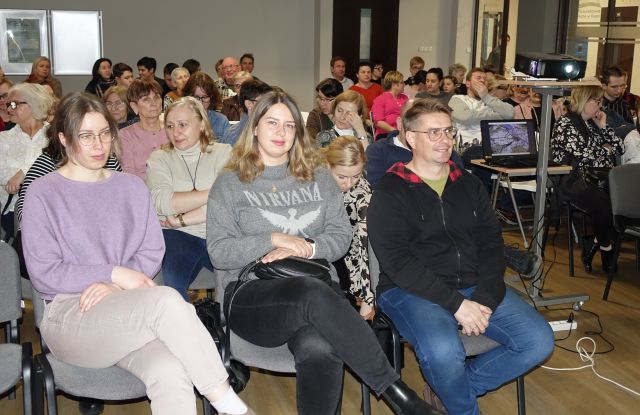 około 100 osób uczestniczących w spotkaniu