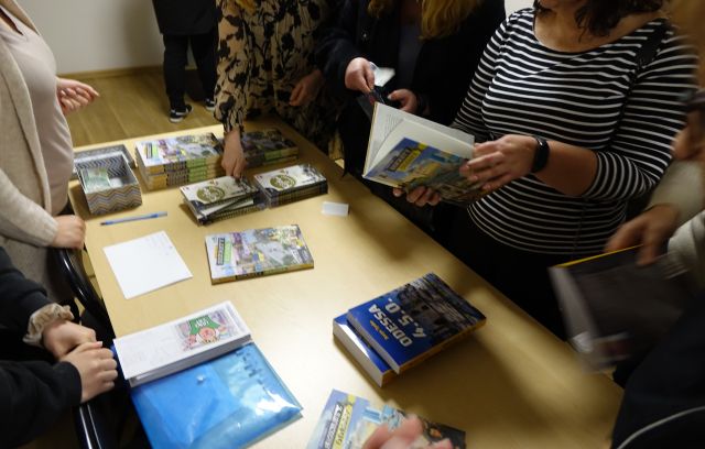 czytelnicy przeglądają książki