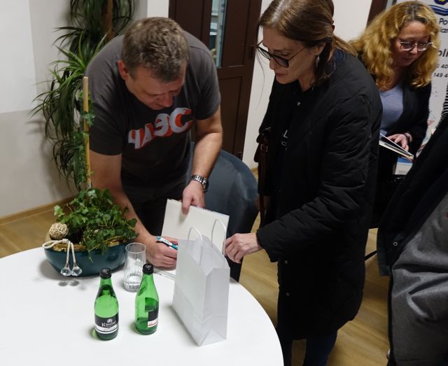 autor podpisuje swoją książkę