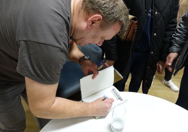 autor podpisuje swoją książkę