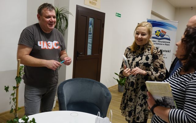 uczestnicy spotkania rozmawiają z gościem