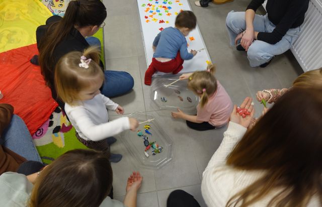 małe dzieci układają i wyławiają literki