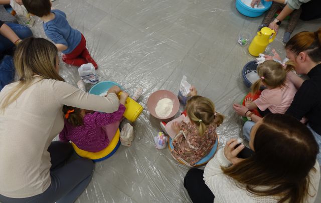 dzieci mieszają w mące