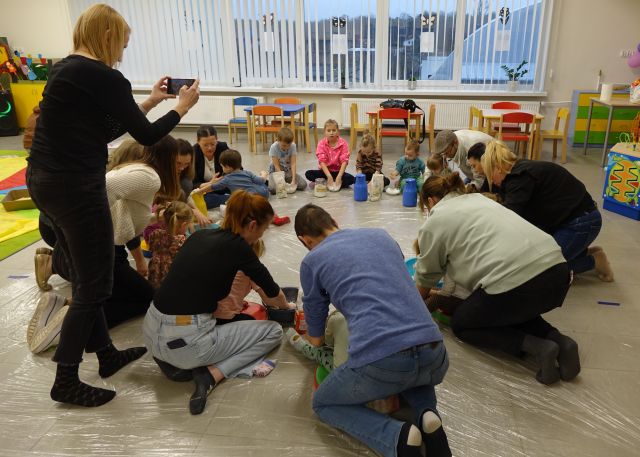 dzieci i rodzice robią w miskach krochmal