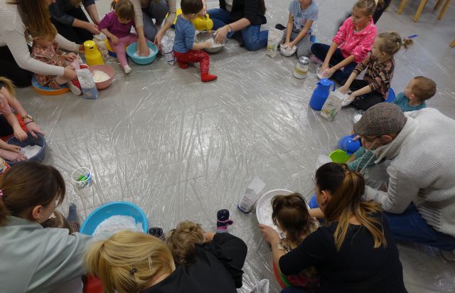 dzieci i rodzice robią w miskach krochmal