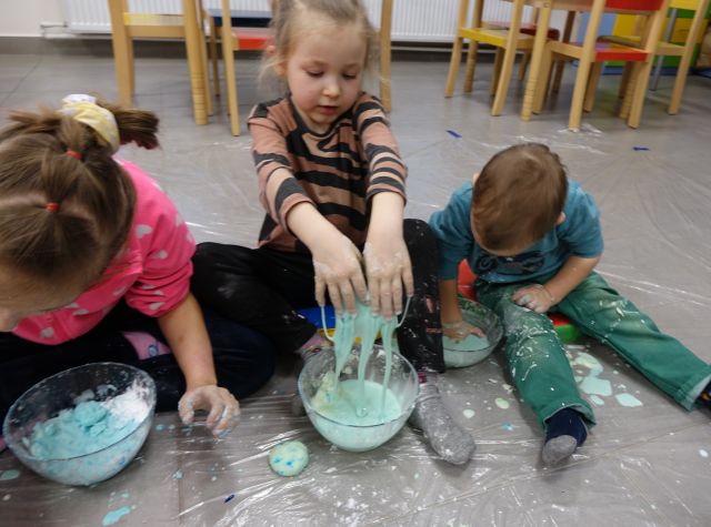 dzieci robią seledynowe slimy