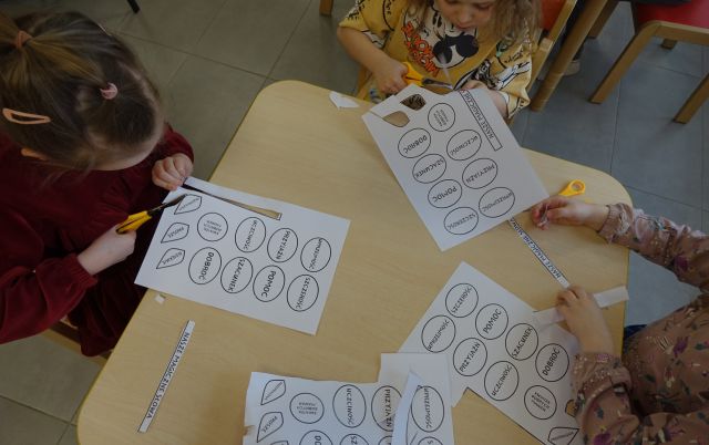 dzieci wycinają dobre zasady z kartek