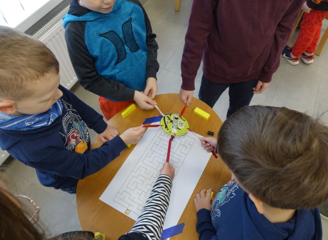 przeci przy użyciu tasiemek przeciągają mały medalion