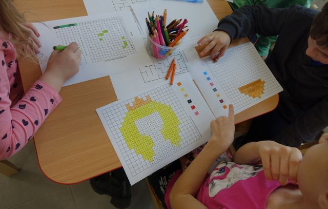 dzieci zamalowują zakodowane obrazki