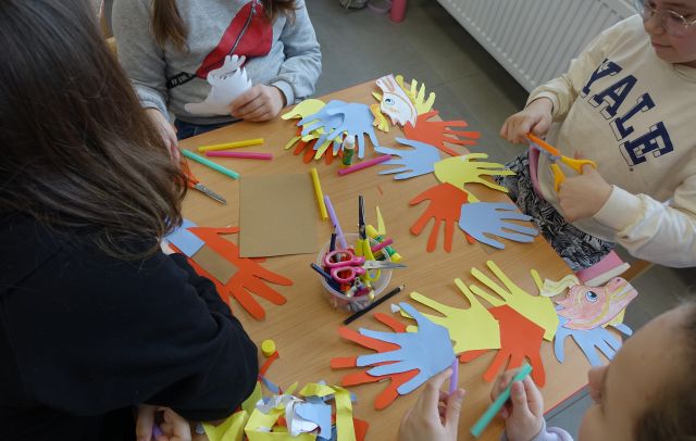 powycinane z kolorowych kartek pióra smoka