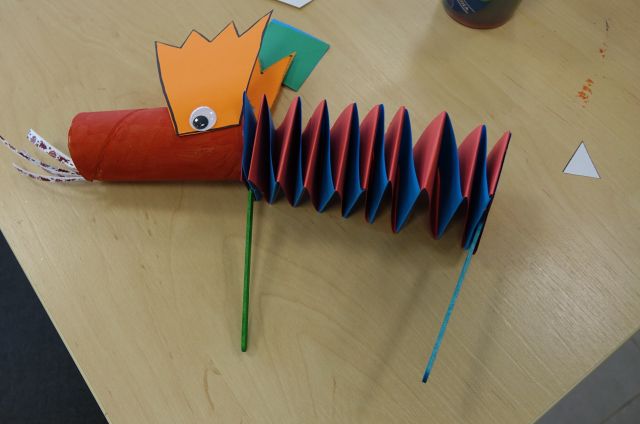 smok wykonany z kolorowego papieru