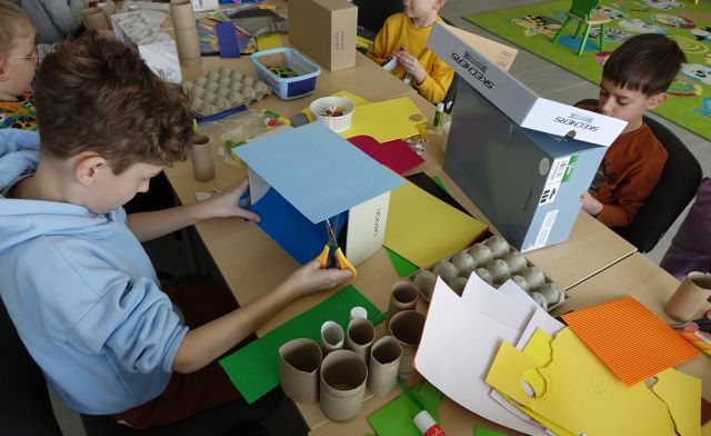 dzieci robią book nook czyli książki w kartonach po butach