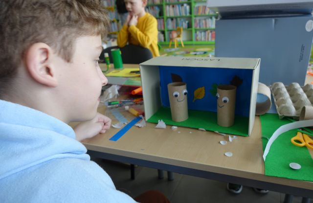 dzieci robią book nook czyli książki w kartonach po butach