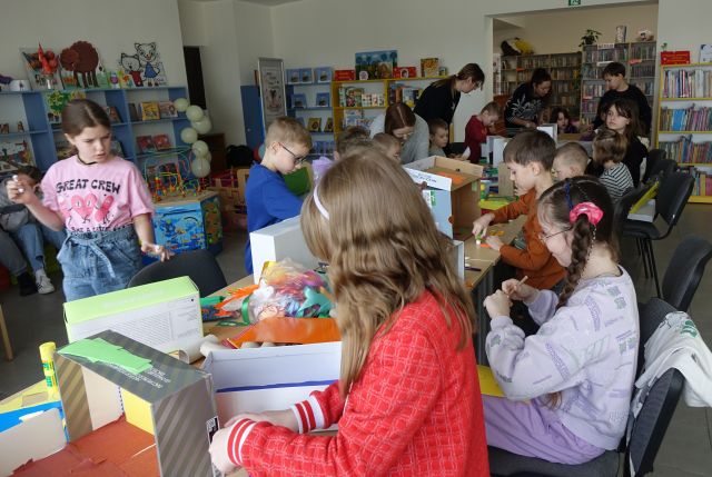 dzieci robią book nook czyli książki w kartonach po butach