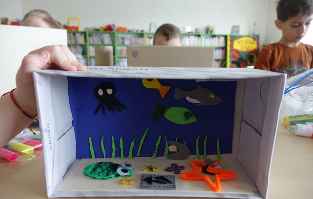 book nook czyli książka w kartonie po butach