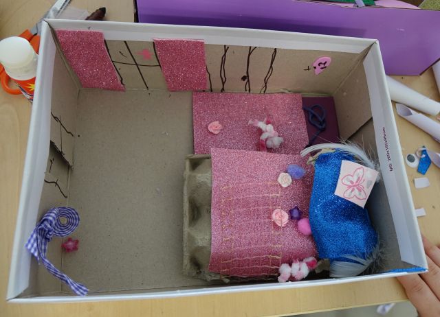 book nook czyli książka w kartonie po butach przedstawiające pokoik dla lalek