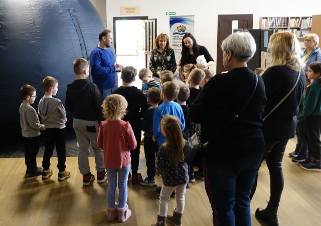 dzieci czekają na wejście do Planetarium