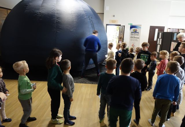 dzieci czekają na wejście do Planetarium