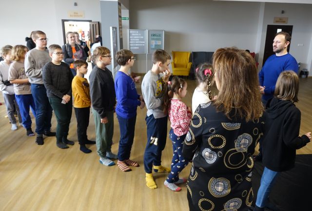 dzieci stoją w kolejce do planetarium