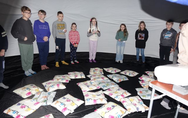 dzieci w planetarium