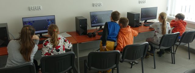 chłopcy projektują na komputerze moder do wydruku 3d