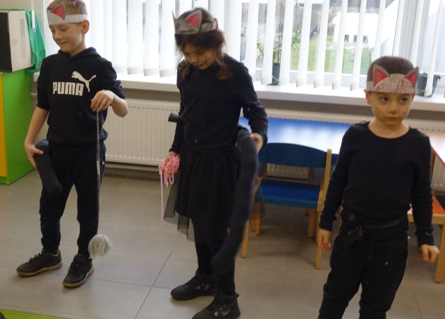 3 dzieci przebranych za koty