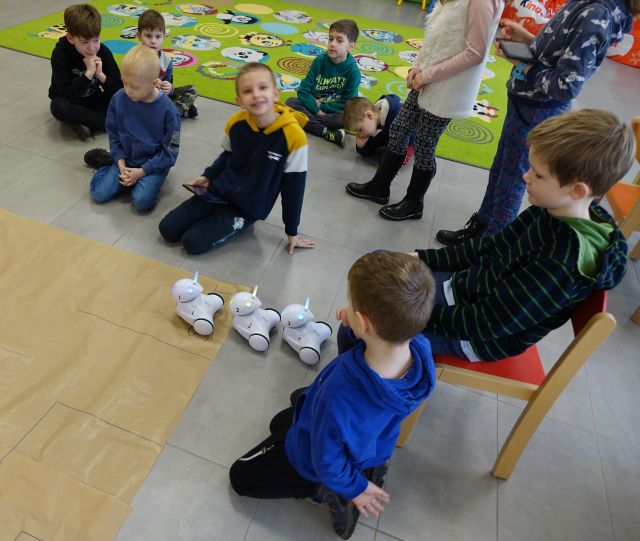 dzieci sterują robotami Photon