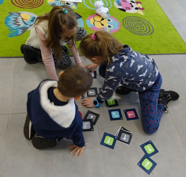 dzieci programują przy użyciu kartek ze strzałkami