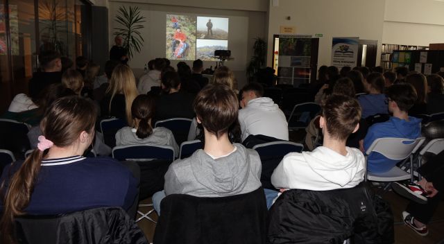 młodzież ogląda prezentację wyświetlaną na ścianie