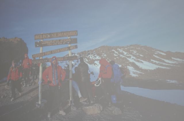 zdjęcie z pobytu w Afryce pokazujące turystó na szczycie góry