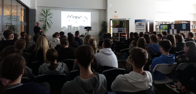 młodzież ogląda prezentację o Afryce