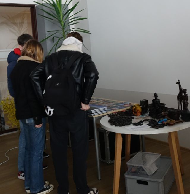 młodzież ogląda pamiątki z Afryki