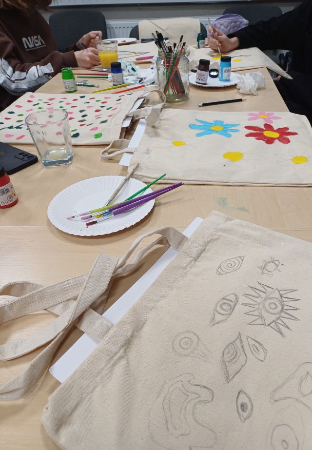 torby pomalowane przez młodzież