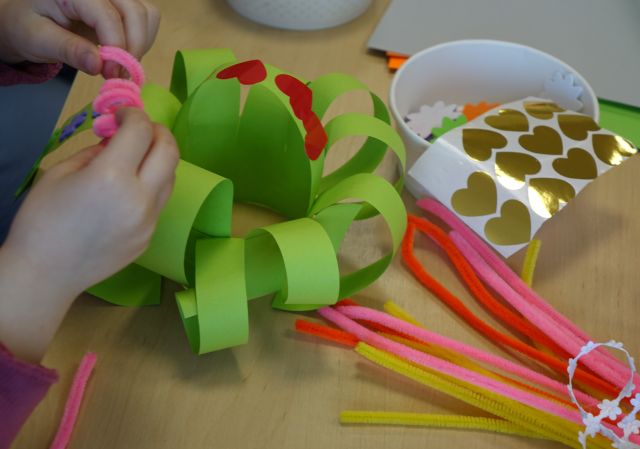 zielony kwiatek z papieru ozdobiony czerwonymi serduszkami