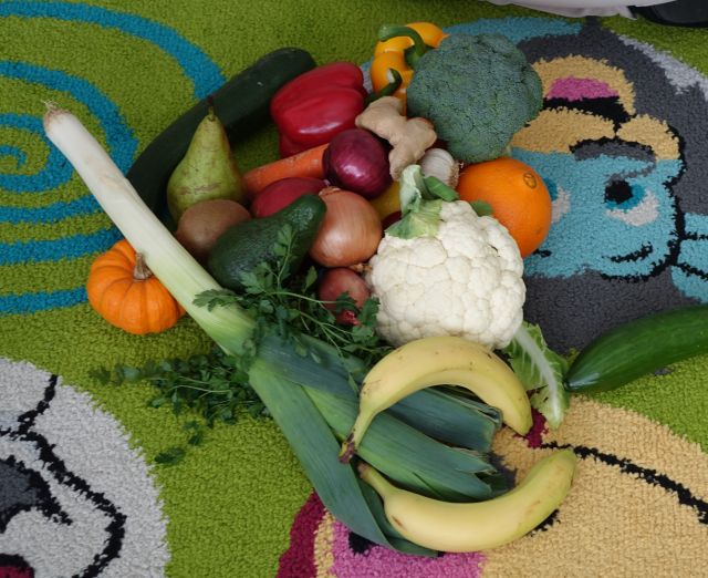 różne warzywa ułożone na zielonym dywanie