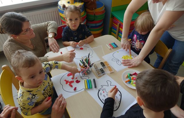 dzieci i mamy wyklejają plasteliną warzywa